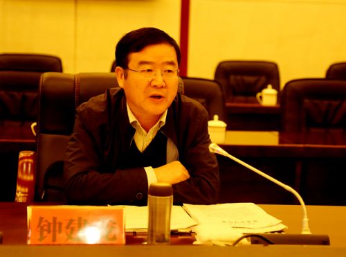 省司法厅副厅长、省依法治省办副主任钟建龙出席座谈会并讲话