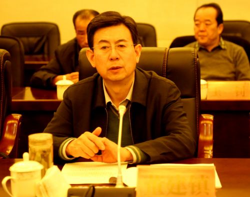 市委常委、政法委书记董建镇主持座谈会