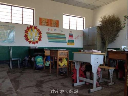 圖為學(xué)生做防震演練