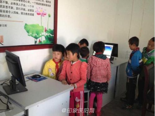 圖為學(xué)生觀看防震減災(zāi)有關(guān)視頻