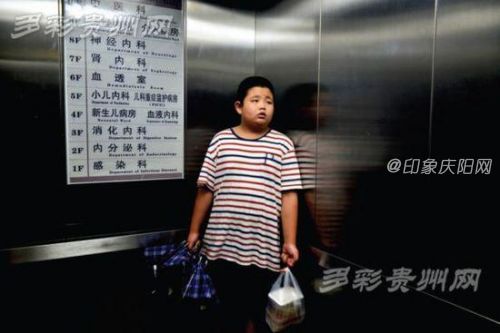 12歲男孩照顧重病媽媽 自學(xué)《本草綱目》配藥