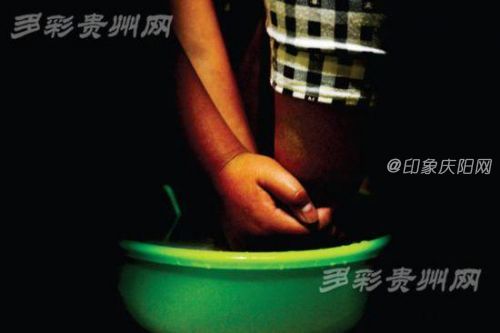 12歲男孩照顧重病媽媽 自學(xué)《本草綱目》配藥