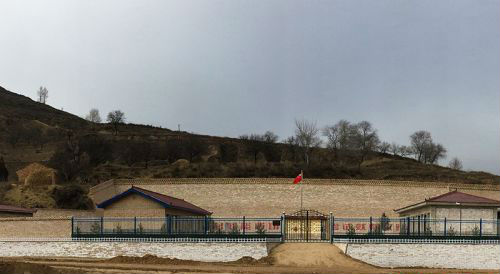 新修的村部和學(xué)校