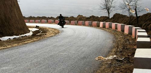 新修的車道鄉(xiāng)政府至三角城通村油路部分路面已經(jīng)完成鋪油工程