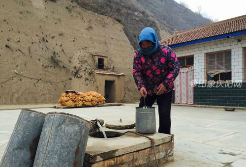 村民張正功一家在扶貧政策的扶持下，建了新房子和集流場，生活條件比原來好多了。
