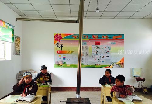 三角城小學(xué)學(xué)生正在新建的教室學(xué)習(xí)。