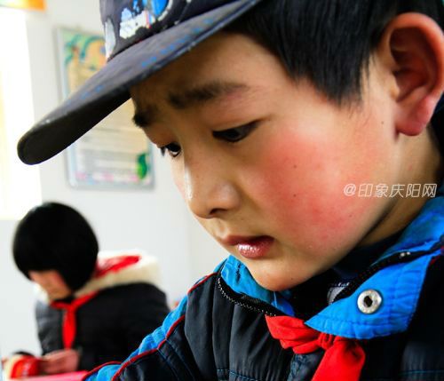 三角城小學(xué)學(xué)生正在新建的教室學(xué)習(xí)。1