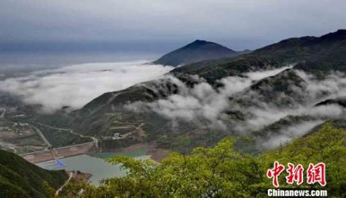 雨后群山云雾缭绕、树木葱翠