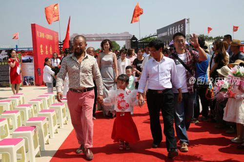 1庆阳市委宣传部杨彦林副部长、文联何岳阳副主席、陇原红影视公司张勇总经理迈步红地毯走向红舞台