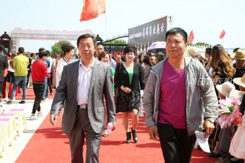 2电影《山花开了》剧组走向星光红舞台