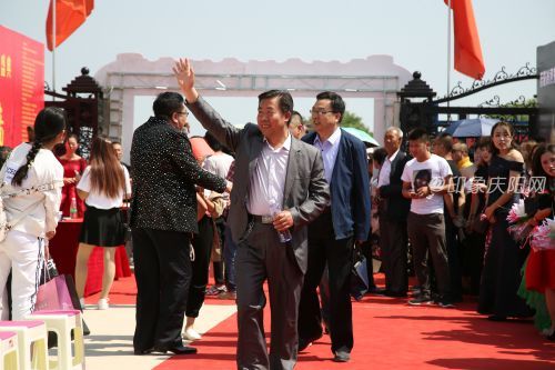 5全国知名诗人、词作家，庆阳剧作家、编导、音乐王圣晅秘书长阔步红地毯