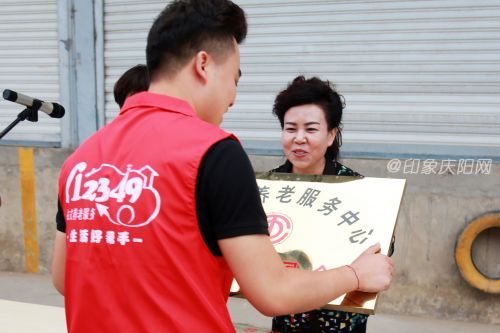 5向农民工工会授牌