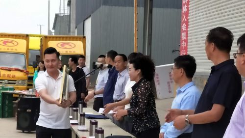 6向农民工工会授牌