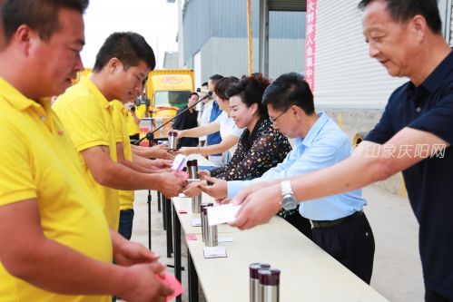 8向农民工工会会员颁证