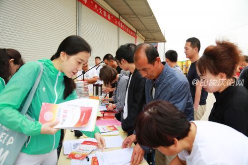 13向会员和参会代表发放工会法律资料