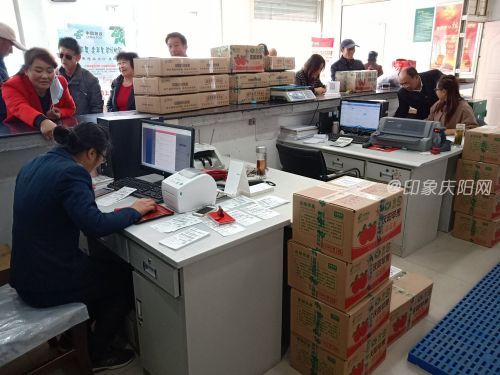 图四：邮政所工作人员热情服务。