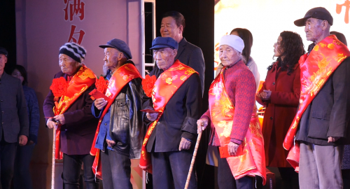 5慶豐村兩委會(huì)隆重為長(zhǎng)壽老人披紅掛花送紅包，祝福老人們健康幸福長(zhǎng)壽