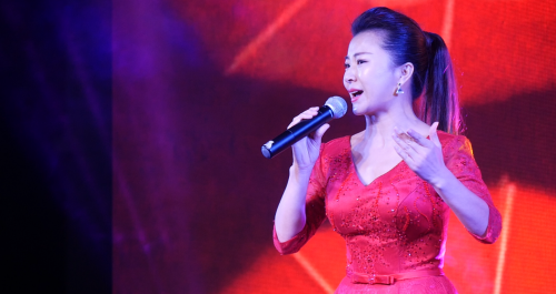 12星光大道優(yōu)秀歌手任婕媛的《孝敬父母》贏得掌聲如潮