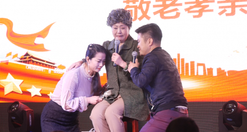 13由朱小龍、劉莎莎、張玉琴表演的小品《娘的生日》引起觀眾的共鳴