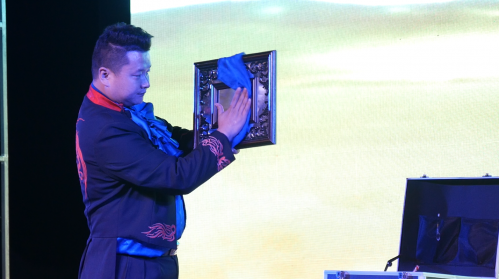 17王超的魔術(shù)《神奇的漂浮》讓人目不暇給。