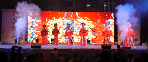 19由楊雪舞蹈隊(duì)表演的《青衣秀》動(dòng)感迷人