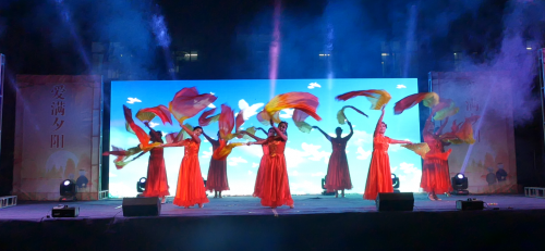 22由天藝藝術(shù)團(tuán)表演的《在望的田野上》為晚會(huì)畫(huà)上了圓滿的句號(hào)