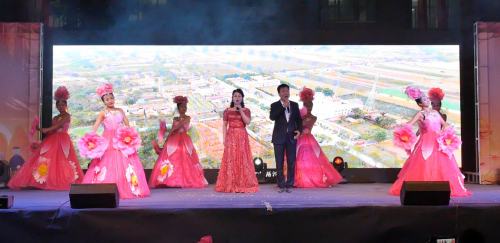 21齊鳳遠(yuǎn)、李朝霞的《白發(fā)老娘》《祖國(guó)你好》《美麗鄉(xiāng)村》激情四射感染了晚會(huì)的現(xiàn)場(chǎng)