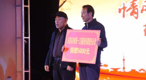 7致富不忘鄉(xiāng)親，捐資助演受好評(píng)