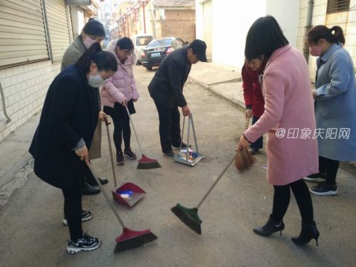 西峰区炮台巷社区开展卫生集中整治活动