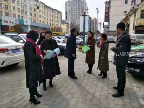 图1：巾帼志愿者向辖区居民发放&ldquo;创城&rdquo;宣传资料