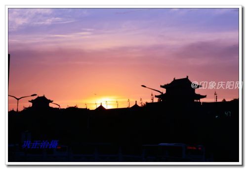 鞏正治先生為人和善，熱心公益，自退休后，就一心撲在中鞏氏聯(lián)親聯(lián)誼的事務(wù)中，被推舉為中華鞏氏聯(lián)誼會(huì)執(zhí)行會(huì)長(zhǎng)，西北鞏氏聯(lián)誼會(huì)會(huì)長(zhǎng)，幾年里四處覓親訪舊，足跡遍及大江南北，在聯(lián)親聯(lián)誼、資料收集的同時(shí)，常常也隨拍一些自然的山水，他雖然不是一名專業(yè)的攝影師，但卻隨手拍出了許多好作品。