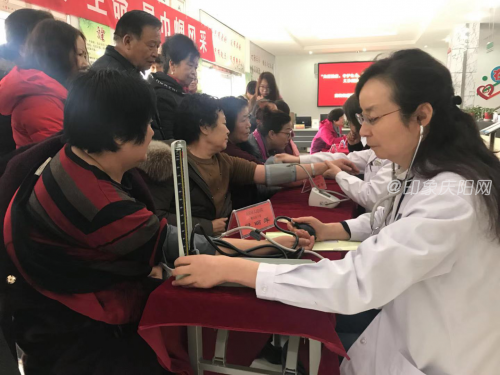 圖4：醫(yī)療服務(wù)志愿隊(duì)為轄區(qū)居民提供義診服務(wù)