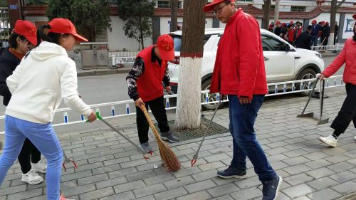            圖3：環(huán)保護(hù)衛(wèi)隊(duì)在轄區(qū)內(nèi)進(jìn)行環(huán)境衛(wèi)生整治