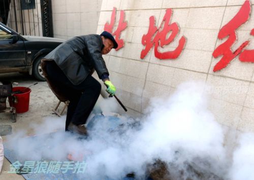 多少年的老生意，養(yǎng)了多少人，古老的鐵疙瘩，讓五谷雜糧樂開花，生活需要一聲響，需要加點(diǎn)糖來調(diào)劑！