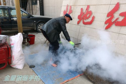 多少年的老生意，養(yǎng)了多少人，古老的鐵疙瘩，讓五谷雜糧樂開花，生活需要一聲響，需要加點(diǎn)糖來調(diào)劑！