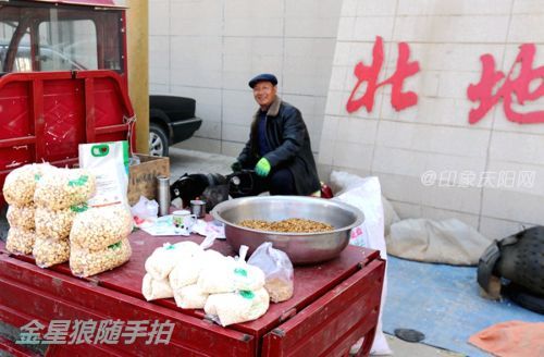 多少年的老生意，養(yǎng)了多少人，古老的鐵疙瘩，讓五谷雜糧樂開花，生活需要一聲響，需要加點(diǎn)糖來調(diào)劑！