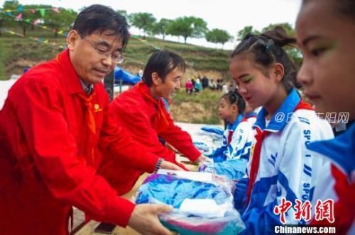 資料圖：2018年“六一”兒童節(jié)期間，長慶油田采油11廠扶貧工作隊與環(huán)縣車道鄉(xiāng)王西掌村小學(xué)開展“大手拉小手”聯(lián)誼活動，為貧困山區(qū)兒童贈送校服、書包56套，及其它活動器材25臺(套)。周沛龍 攝
