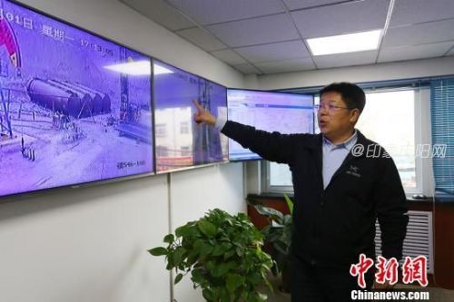 長(zhǎng)慶油田采油二廠副廠長(zhǎng)、產(chǎn)能建設(shè)項(xiàng)目組經(jīng)理王柏霖介紹致密油現(xiàn)場(chǎng)作業(yè)視頻監(jiān)控系統(tǒng)。　高展 攝