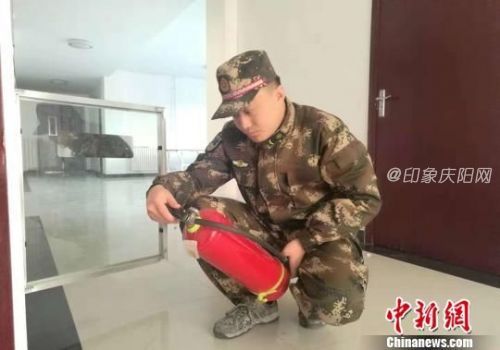 救援搶險中藺鼎讀永遠(yuǎn)是沖在前的那一個?！堸i飛 攝