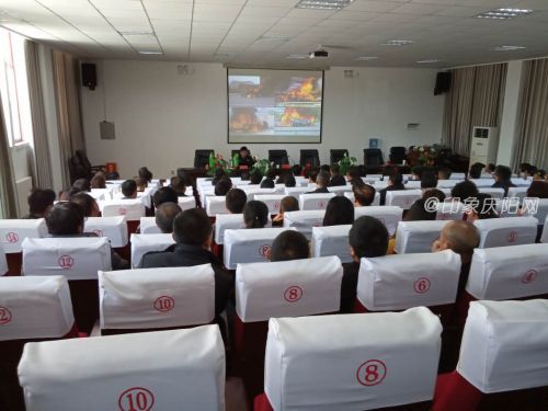 市消防宣传中心王教官为全体师生进行防灾减灾知识培训