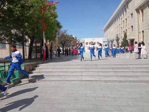 图2：庆阳七中师生进行应急逃生演练