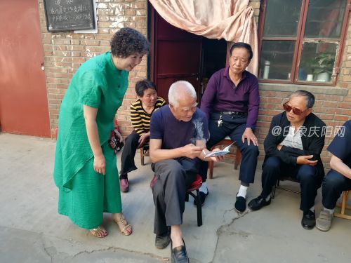 社區(qū)工作人員向居民發(fā)放“愛(ài)護(hù)環(huán)境衛(wèi)生、居民人人有責(zé)”倡議書