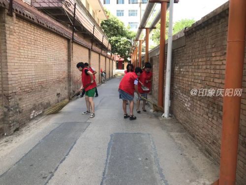 巾帼志愿者整治背街小巷卫生