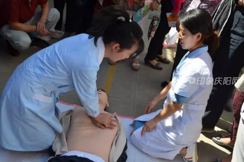 巾帼志愿者现场演示心肺复苏