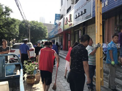 清理轄區(qū)沿街垃圾
