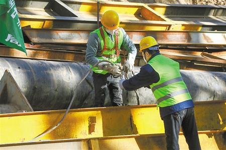 甜永高速公路庆城段工人搬运钢箱梁架。 新甘肃&middot;甘肃日报通讯员 赵彩霞