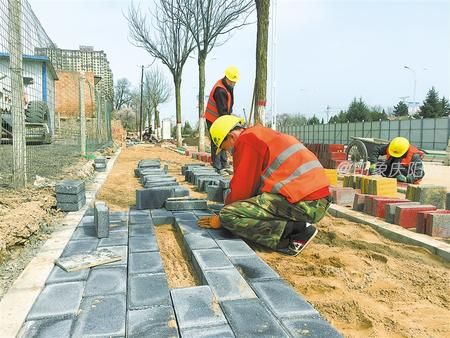 西峰区北京大道海绵化改造工程建设现场。 新甘肃&middot;甘肃日报记者 安志鹏