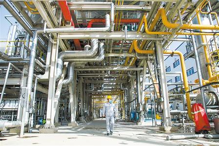 庆阳瑞华能源有限公司工人巡检。 新甘肃&middot;甘肃日报通讯员 俄少飞