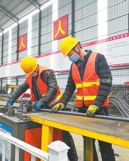 环县341国道项目材料车间工人在切割钢材。 新甘肃&middot;甘肃日报通讯员 李 文