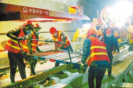 银西铁路庆城段工人搬运小平车。 新甘肃&middot;甘肃日报通讯员 赵彩霞